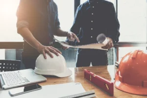 كيف تساهم إدارة المشاريع في البناء في توفير الوقت والتكاليف؟